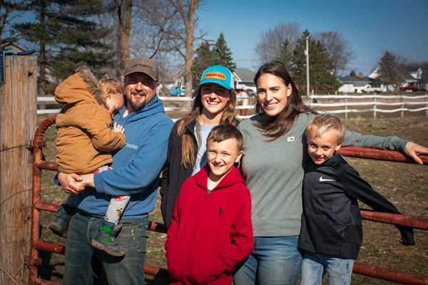 Family of 6 posing for a picture