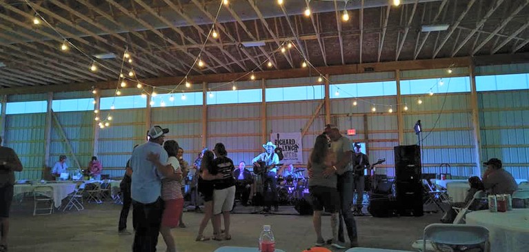Barn Bash blog, people dancing to music live band