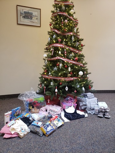 Christmas tree with gifts under the tree